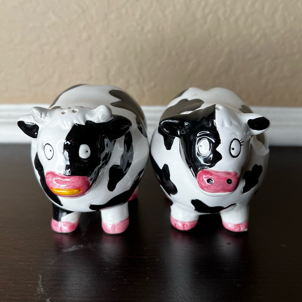 Vintage 1990’s Ohio Wholesale Black and White Cows Salt and Pepper Shakers Pair